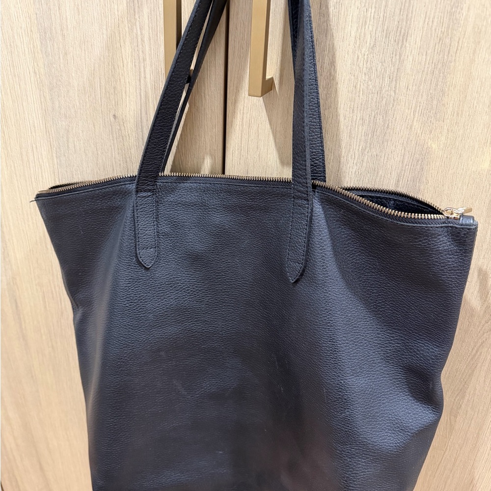 Cuyana Black Leather Tote Bag with zip